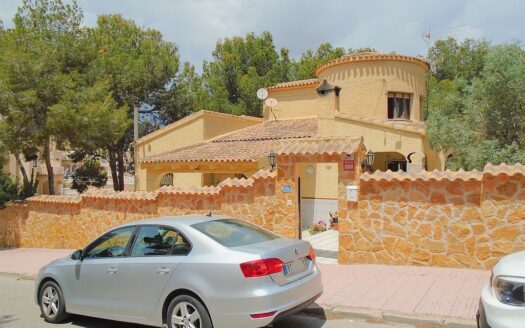Detached Villa in Las Filipinas